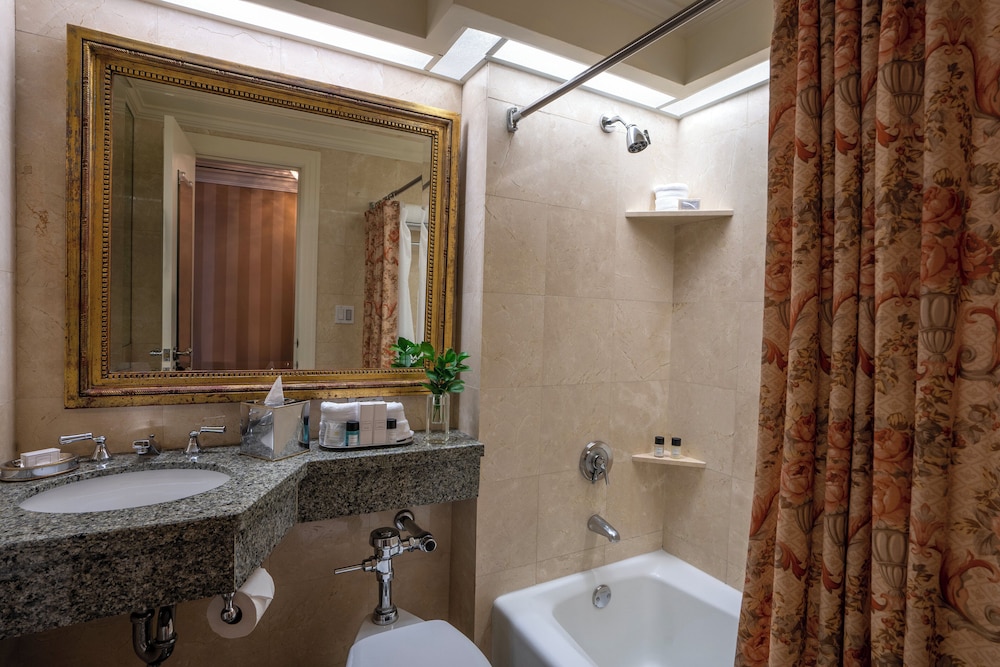 Hotel Monteleone, New Orleans — Hotel rooms in New Orleans, Louisiana