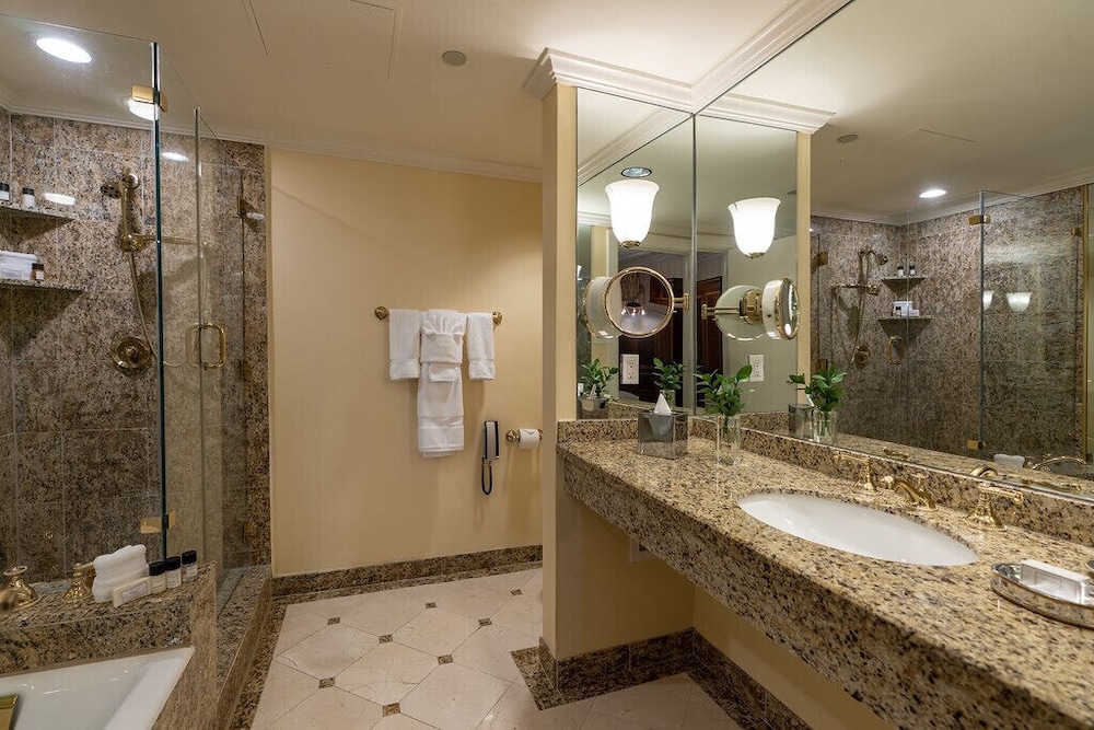 Hotel Monteleone, New Orleans — Hotel rooms in New Orleans, Louisiana