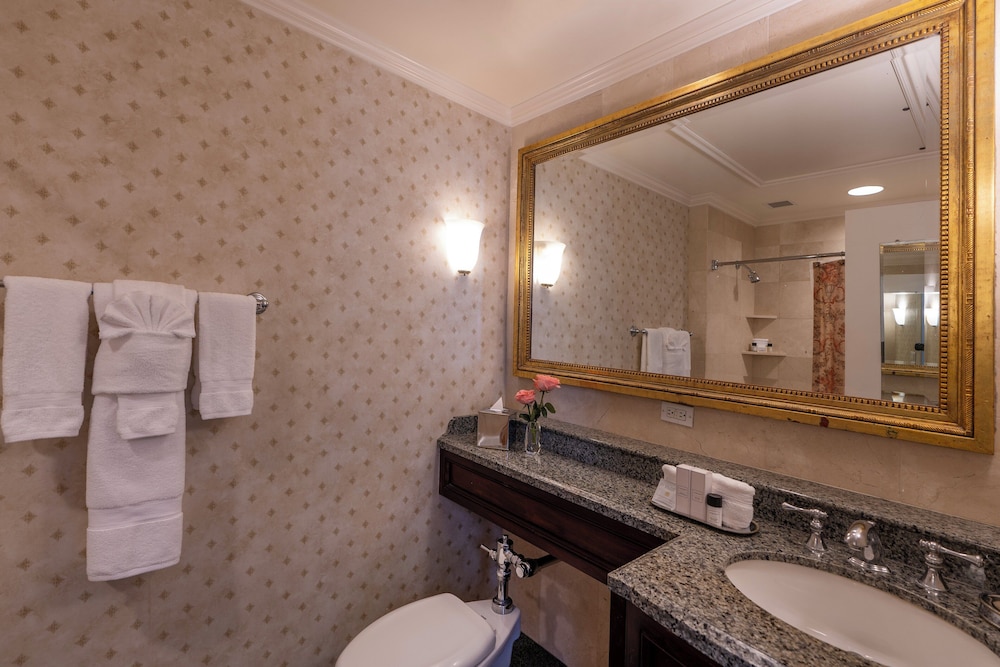 Hotel Monteleone, New Orleans — Hotel rooms in New Orleans, Louisiana