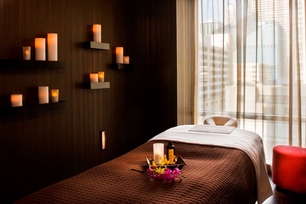 theWit Chicago, a Hilton Hotel — Hotel rooms in Chicago, Illinois