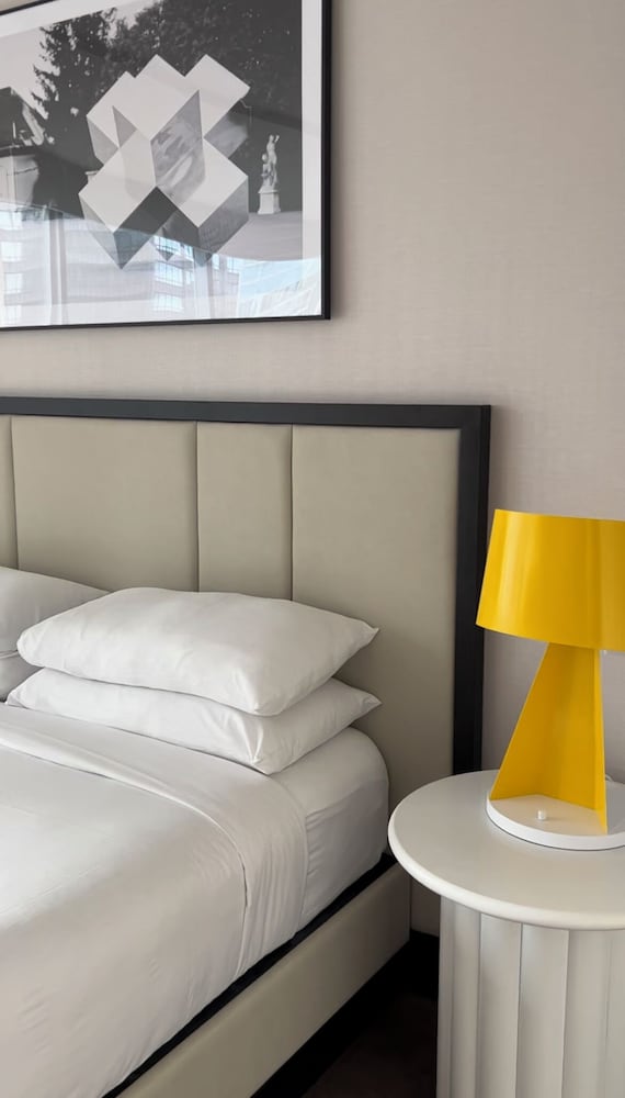 theWit Chicago, a Hilton Hotel — Hotel rooms in Chicago, Illinois
