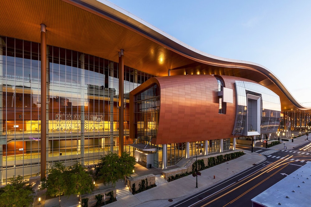 Holiday Inn Express Nashville Downtown - Broadway by IHG — Hotel building in Nashville, Tennessee