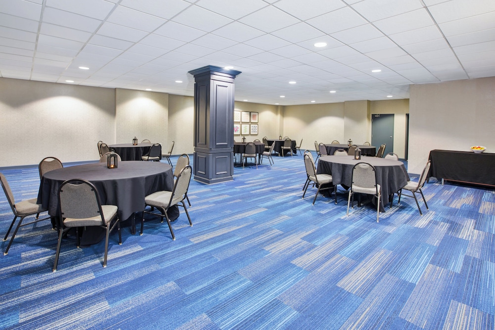 Holiday Inn Express Nashville Downtown - Broadway by IHG — Restaurant & bars in Nashville, Tennessee