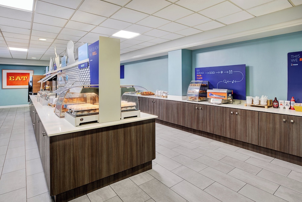 Holiday Inn Express Nashville Downtown - Broadway by IHG — Restaurant & bars in Nashville, Tennessee