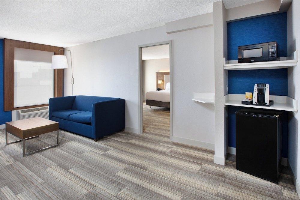Holiday Inn Express Nashville Downtown - Broadway by IHG — Hotel rooms in Nashville, Tennessee