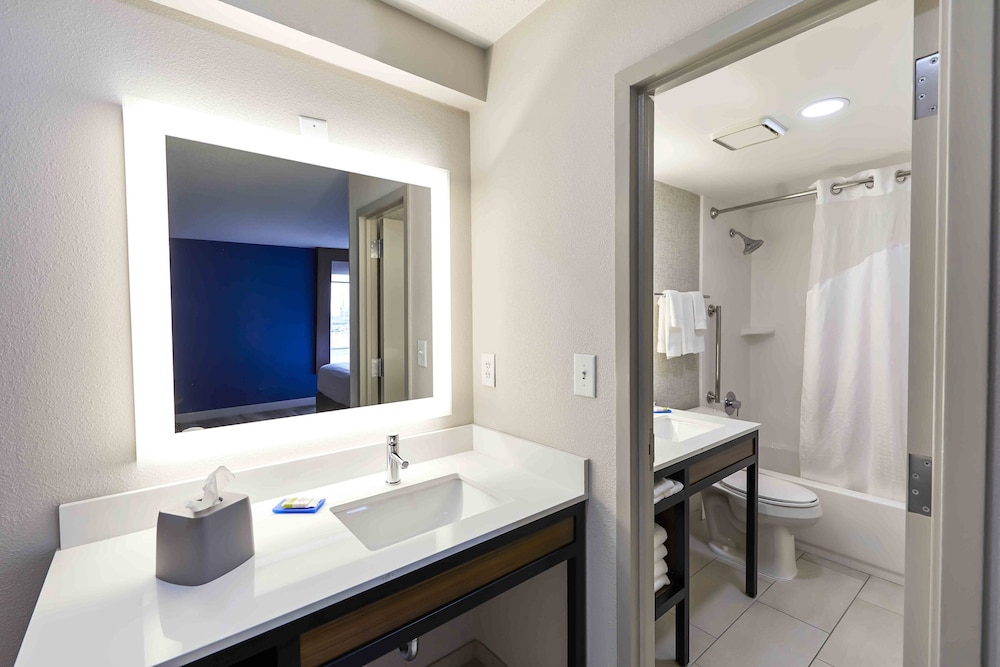 Holiday Inn Express Nashville Downtown - Broadway by IHG — Hotel rooms in Nashville, Tennessee