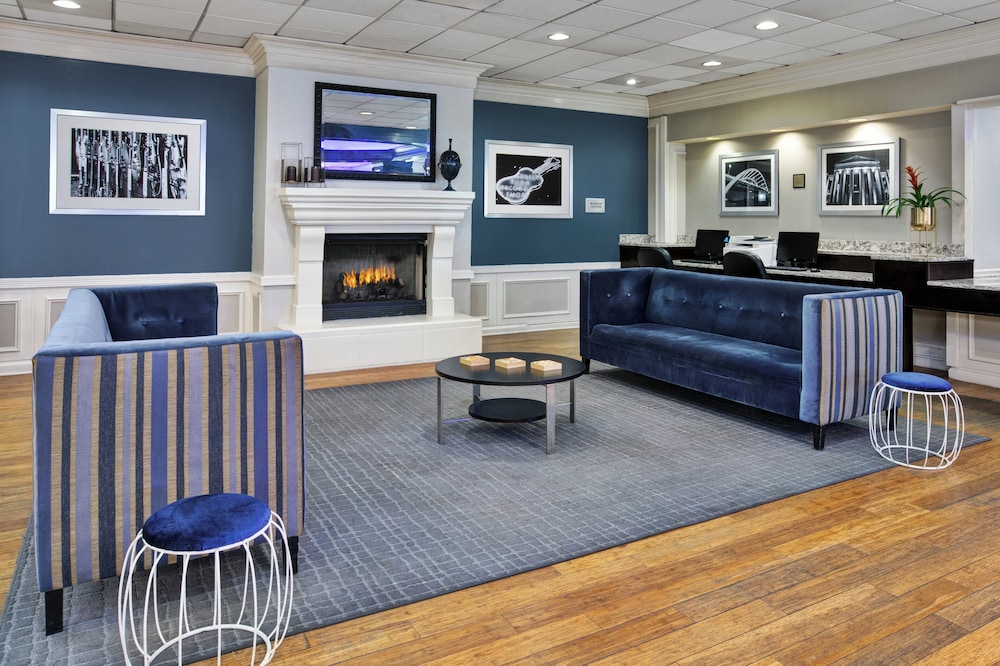Holiday Inn Express Nashville Downtown - Broadway by IHG — Hotel building in Nashville, Tennessee