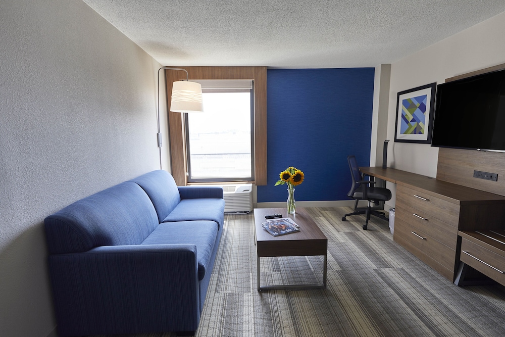 Holiday Inn Express Nashville Downtown - Broadway by IHG — Hotel rooms in Nashville, Tennessee