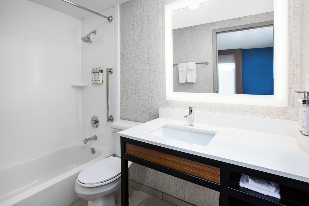 Holiday Inn Express Nashville Downtown - Broadway by IHG — Hotel rooms in Nashville, Tennessee
