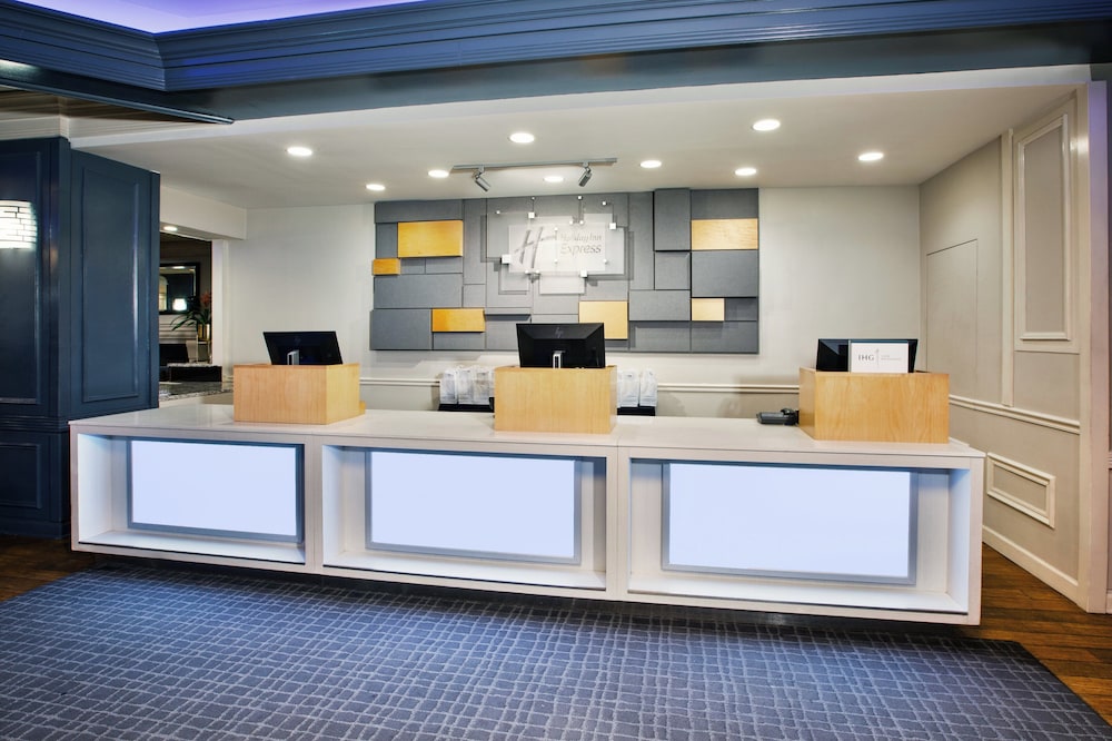 Holiday Inn Express Nashville Downtown - Broadway by IHG — Hotel building in Nashville, Tennessee