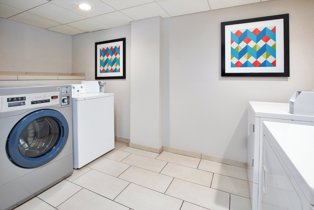Holiday Inn Express Nashville Downtown - Broadway by IHG — Hotel building in Nashville, Tennessee