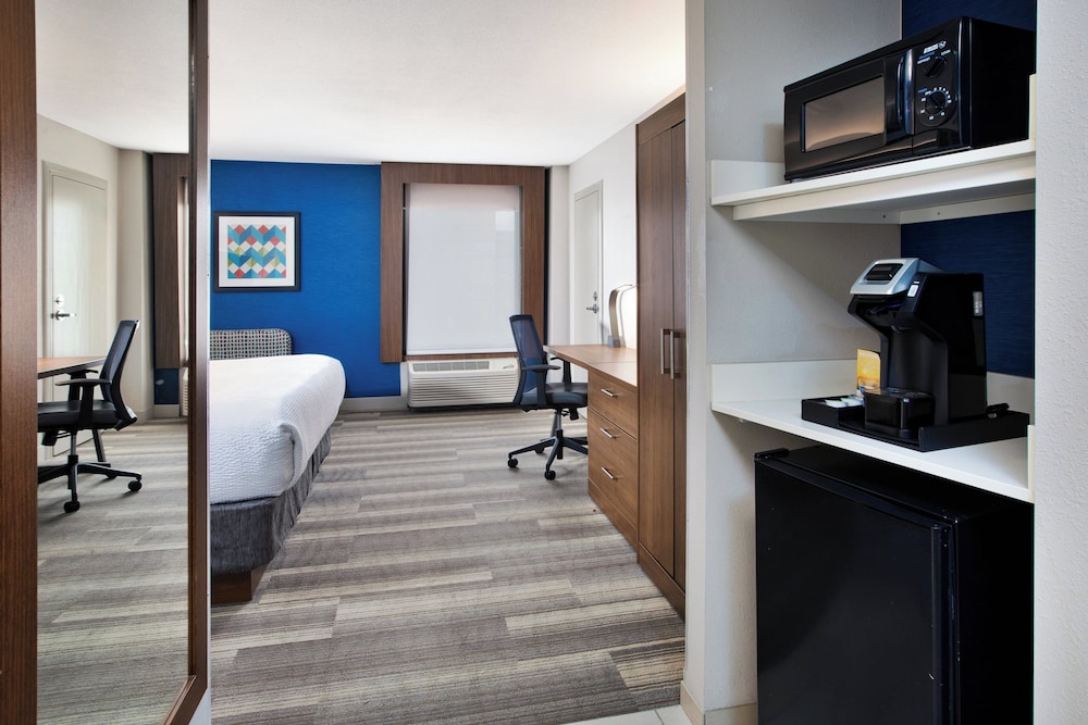 Holiday Inn Express Nashville Downtown - Broadway by IHG — Hotel rooms in Nashville, Tennessee