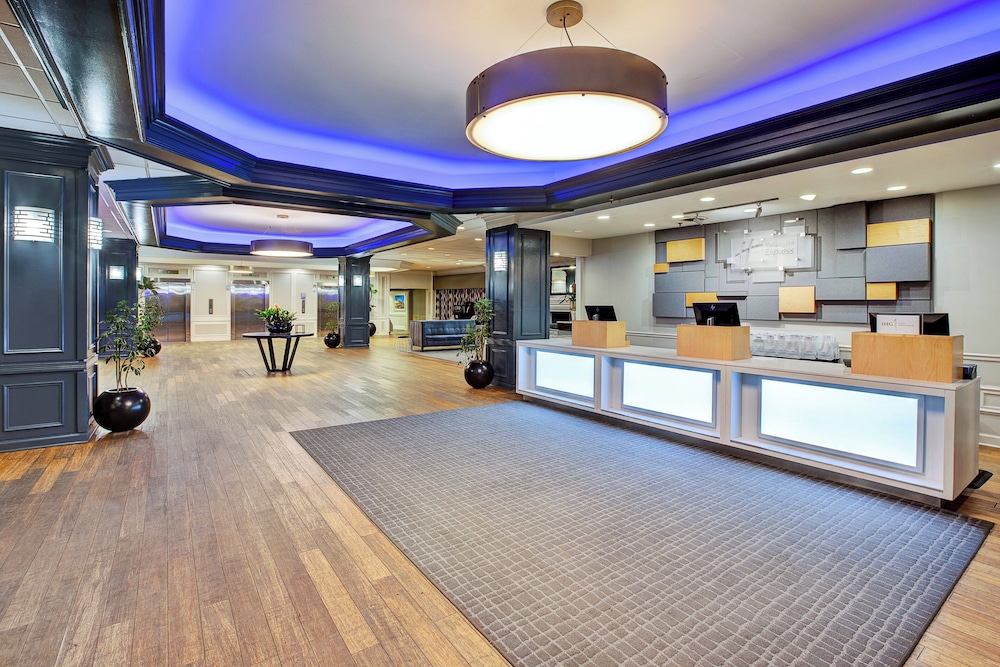 Holiday Inn Express Nashville Downtown - Broadway by IHG — Hotel building in Nashville, Tennessee