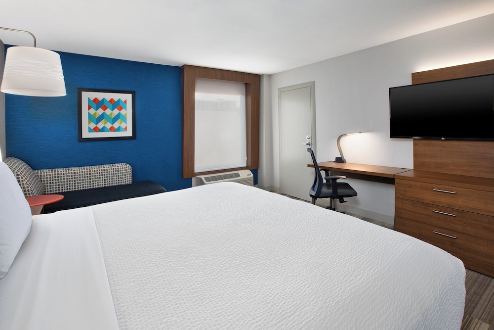 Holiday Inn Express Nashville Downtown - Broadway by IHG — Hotel rooms in Nashville, Tennessee