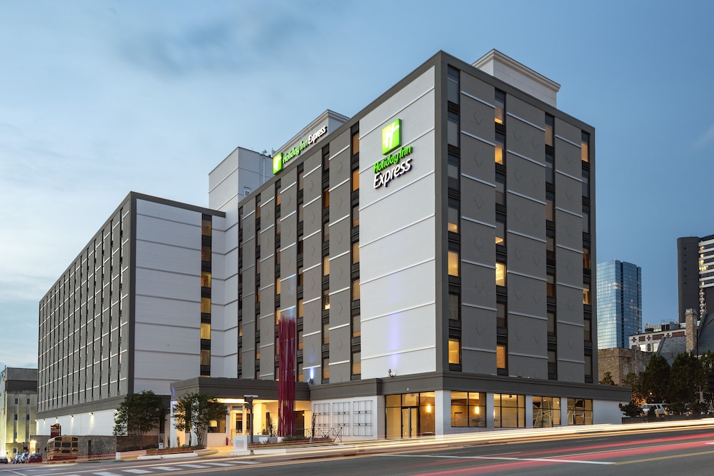 Holiday Inn Express Nashville Downtown - Broadway by IHG — Hotel building in Nashville, Tennessee