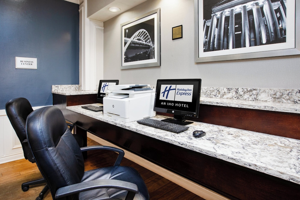 Holiday Inn Express Nashville Downtown - Broadway by IHG — Hotel building in Nashville, Tennessee