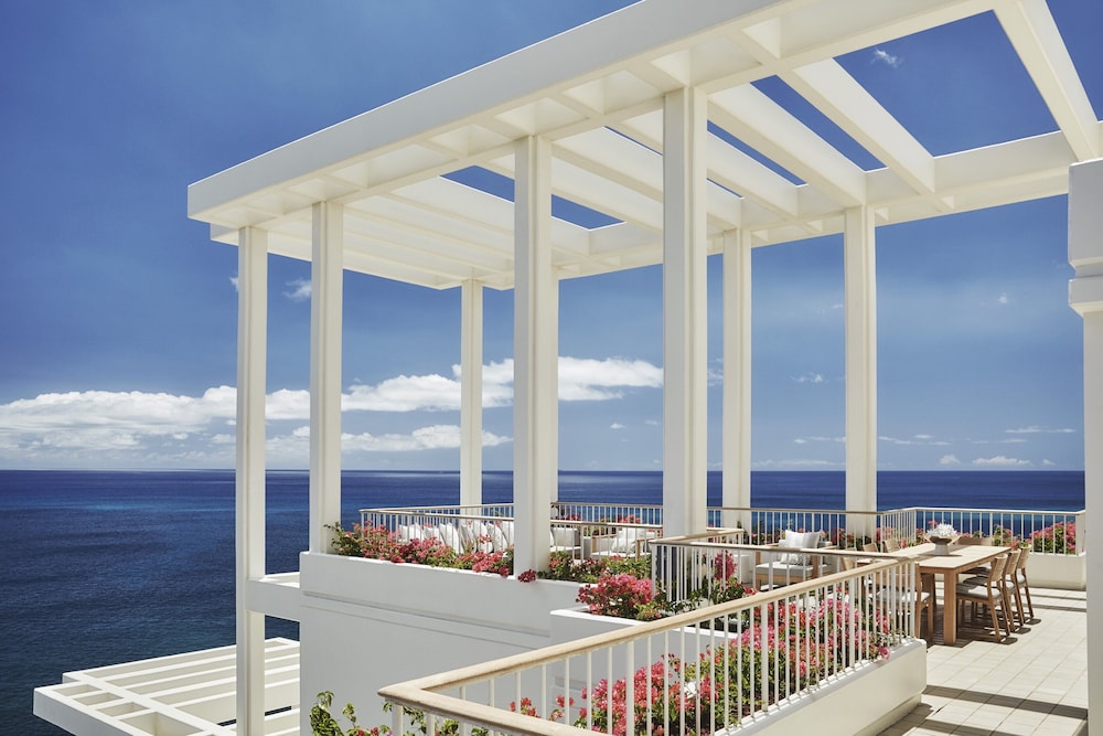 Four Seasons Resort Oahu at Ko Olina — Hotel building in Waianae, Hawaii
