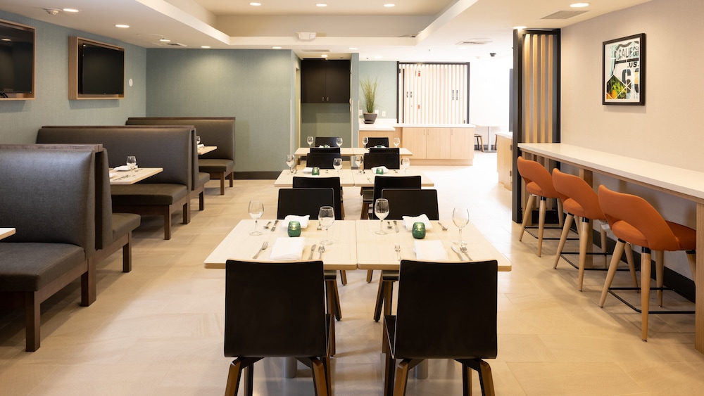 Holiday Inn Santa Ana-Orange Co. Arpt by IHG — Restaurant & bars in Santa Ana, California