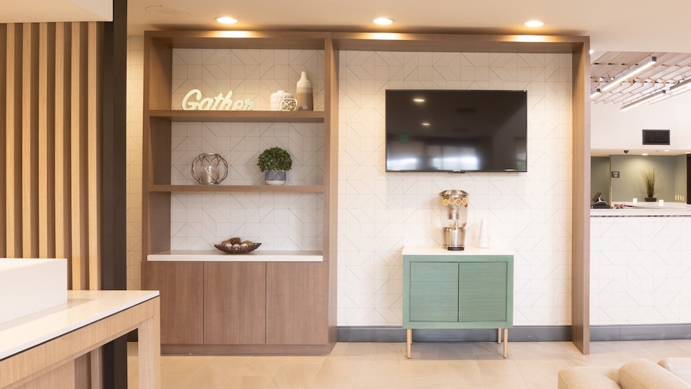 Holiday Inn Santa Ana-Orange Co. Arpt by IHG — Hotel building in Santa Ana, California