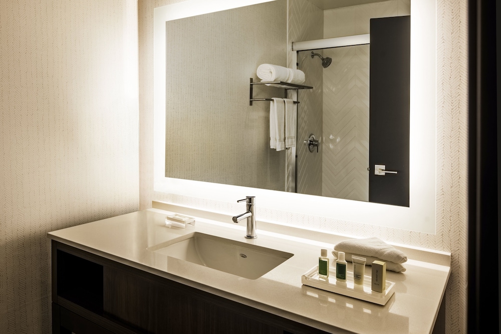 Holiday Inn Santa Ana-Orange Co. Arpt by IHG — Hotel rooms in Santa Ana, California