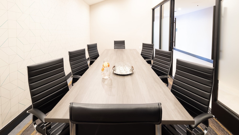 Holiday Inn Santa Ana-Orange Co. Arpt by IHG — Hotel building in Santa Ana, California