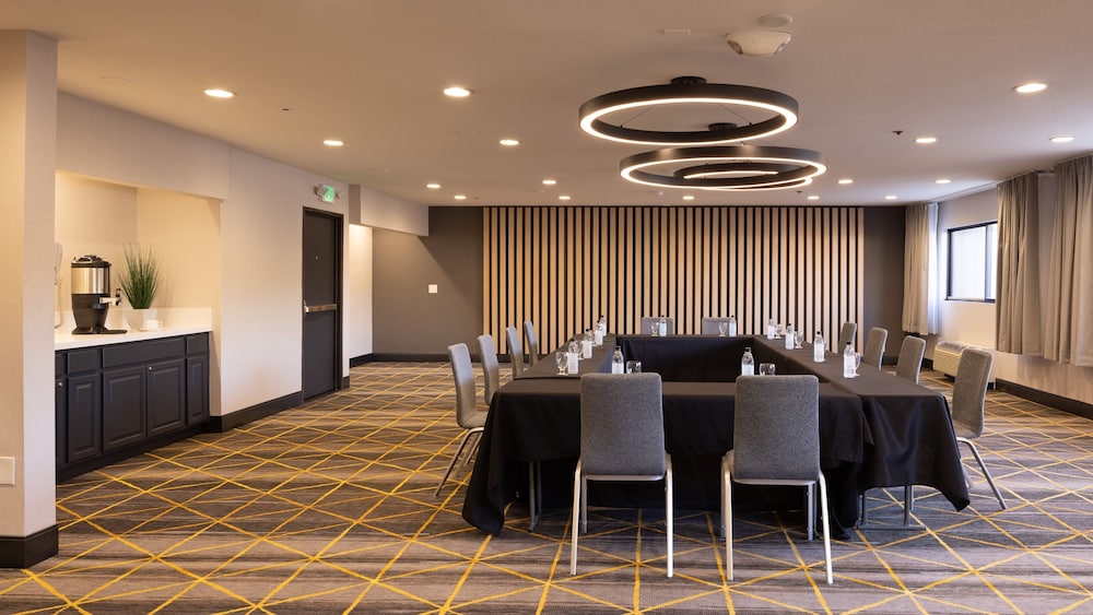Holiday Inn Santa Ana-Orange Co. Arpt by IHG — Hotel building in Santa Ana, California