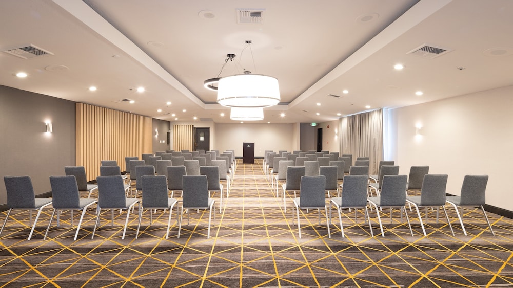 Holiday Inn Santa Ana-Orange Co. Arpt by IHG — Hotel building in Santa Ana, California