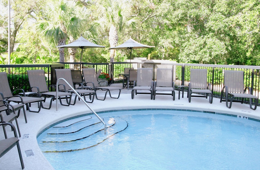 Hampton Inn Amelia Island at Fernandina Beach — Swimming pool in Amelia Island, Florida
