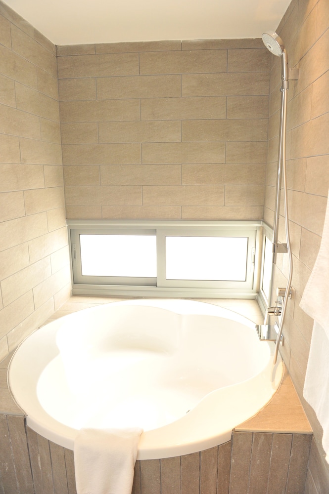 E Hotel Spa & Resort Cyprus — Hotel rooms in Perivolia, Larnaca Region