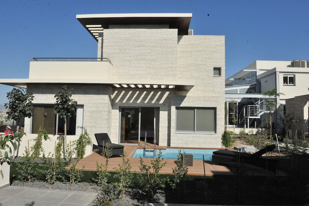 E Hotel Spa & Resort Cyprus — Hotel building in Perivolia, Larnaca Region