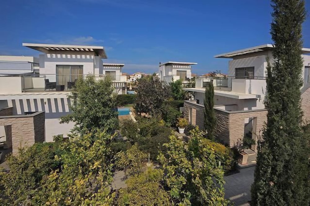 E Hotel Spa & Resort Cyprus — Hotel building in Perivolia, Larnaca Region