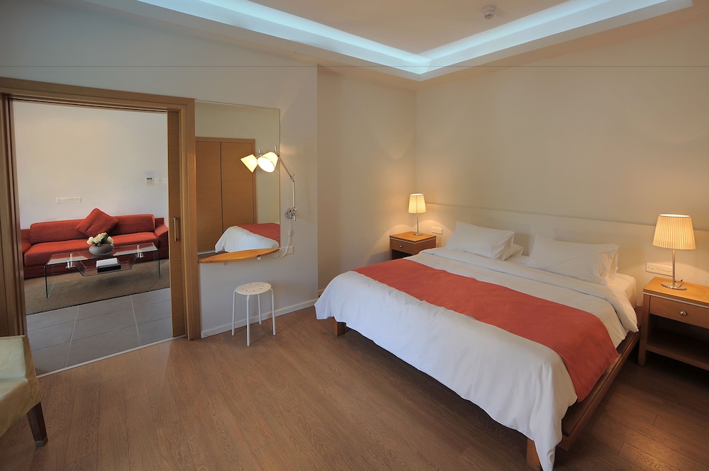 E Hotel Spa & Resort Cyprus — Hotel rooms in Perivolia, Larnaca Region