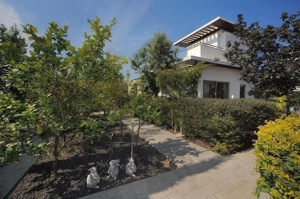 E Hotel Spa & Resort Cyprus — Hotel building in Perivolia, Larnaca Region