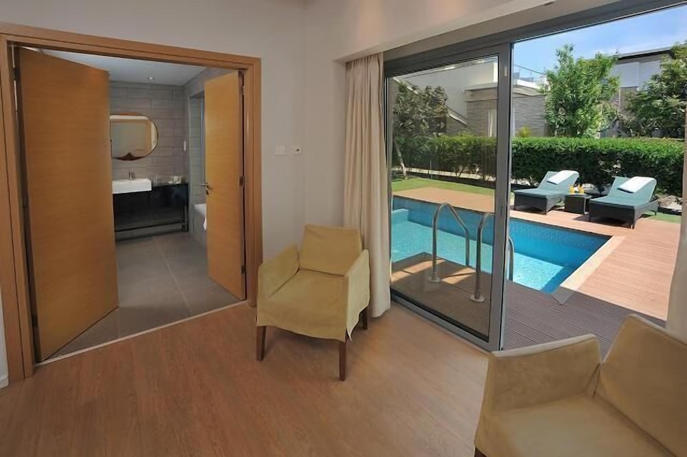 E Hotel Spa & Resort Cyprus — Hotel rooms in Perivolia, Larnaca Region