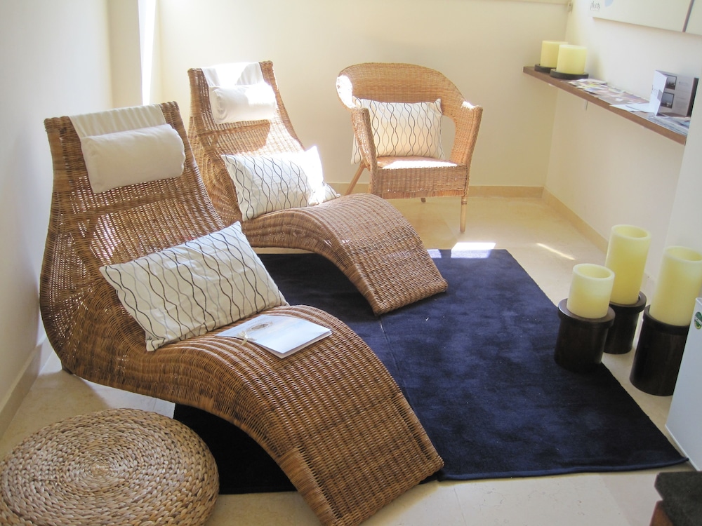 E Hotel Spa & Resort Cyprus — Hotel rooms in Perivolia, Larnaca Region