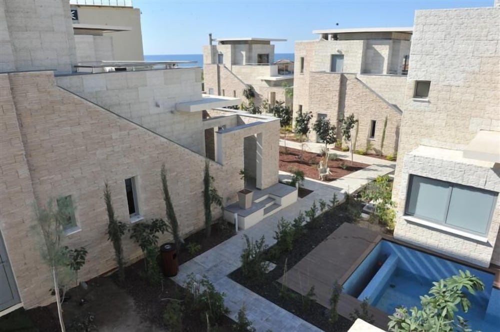 E Hotel Spa & Resort Cyprus — Hotel building in Perivolia, Larnaca Region