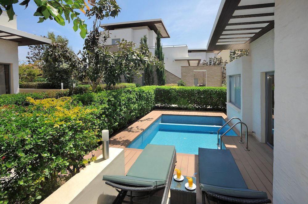E Hotel Spa & Resort Cyprus — Swimming pool in Perivolia, Larnaca Region
