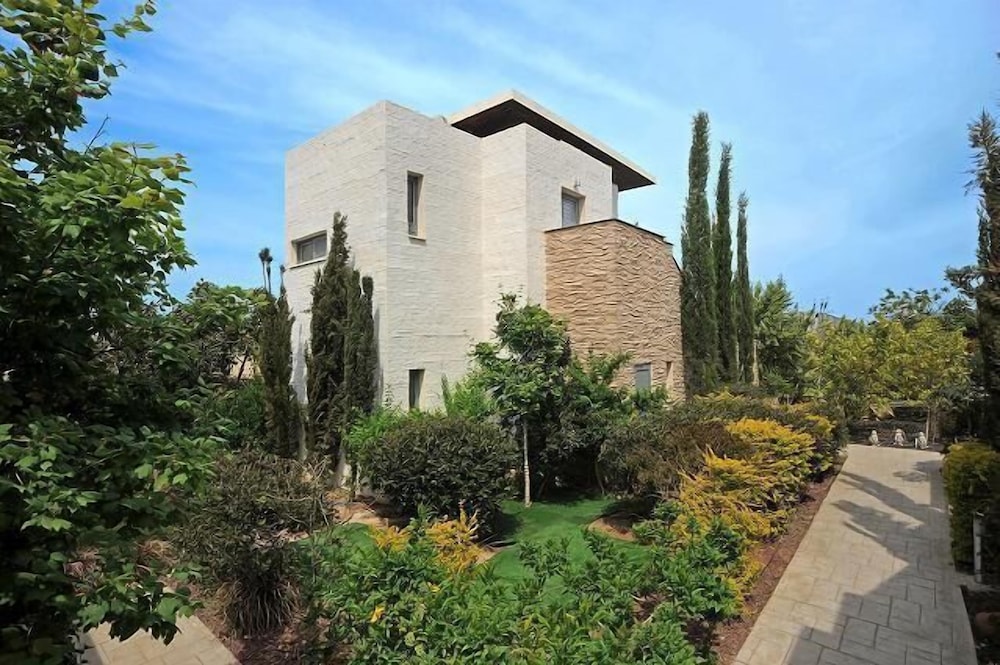 E Hotel Spa & Resort Cyprus — Hotel building in Perivolia, Larnaca Region