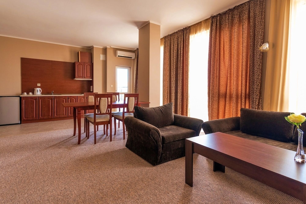 Hotel Festa Pomorie Resort — Hotel rooms in Pomorie, Burgas Region