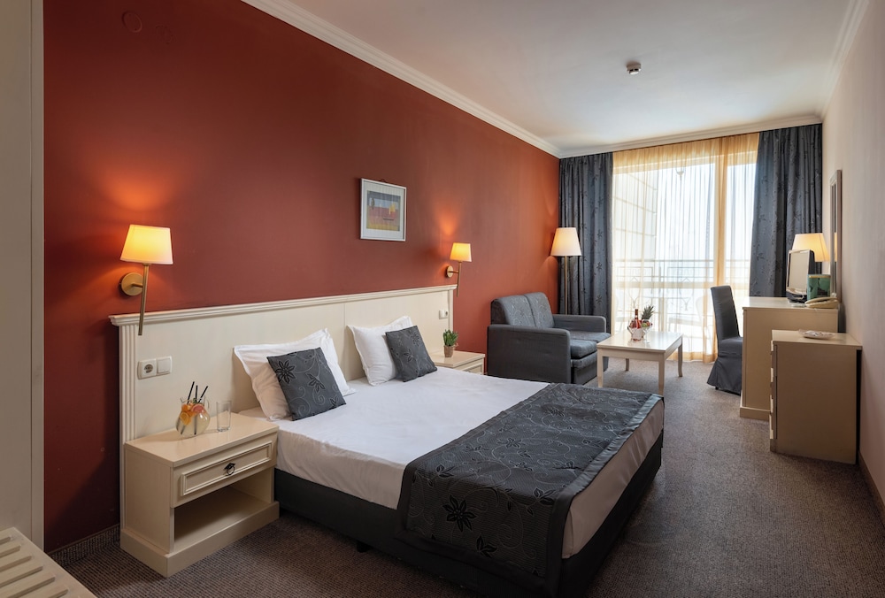 Hotel Festa Pomorie Resort — Hotel rooms in Pomorie, Burgas Region