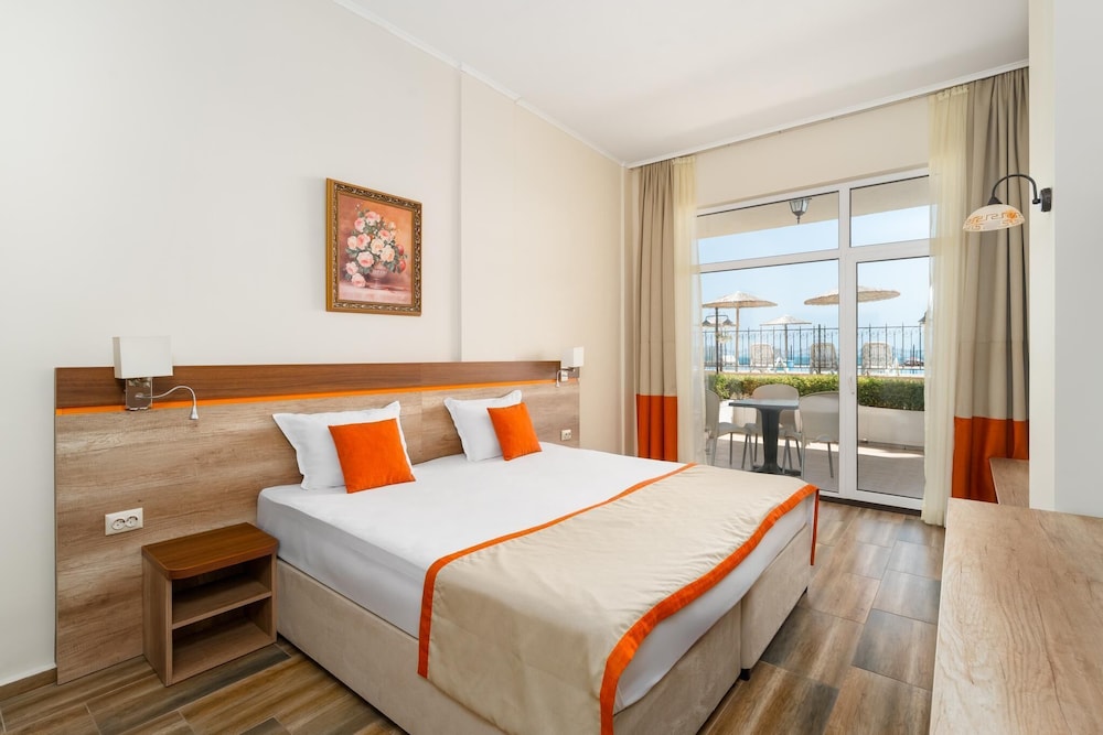 Hotel Festa Pomorie Resort — Hotel rooms in Pomorie, Burgas Region