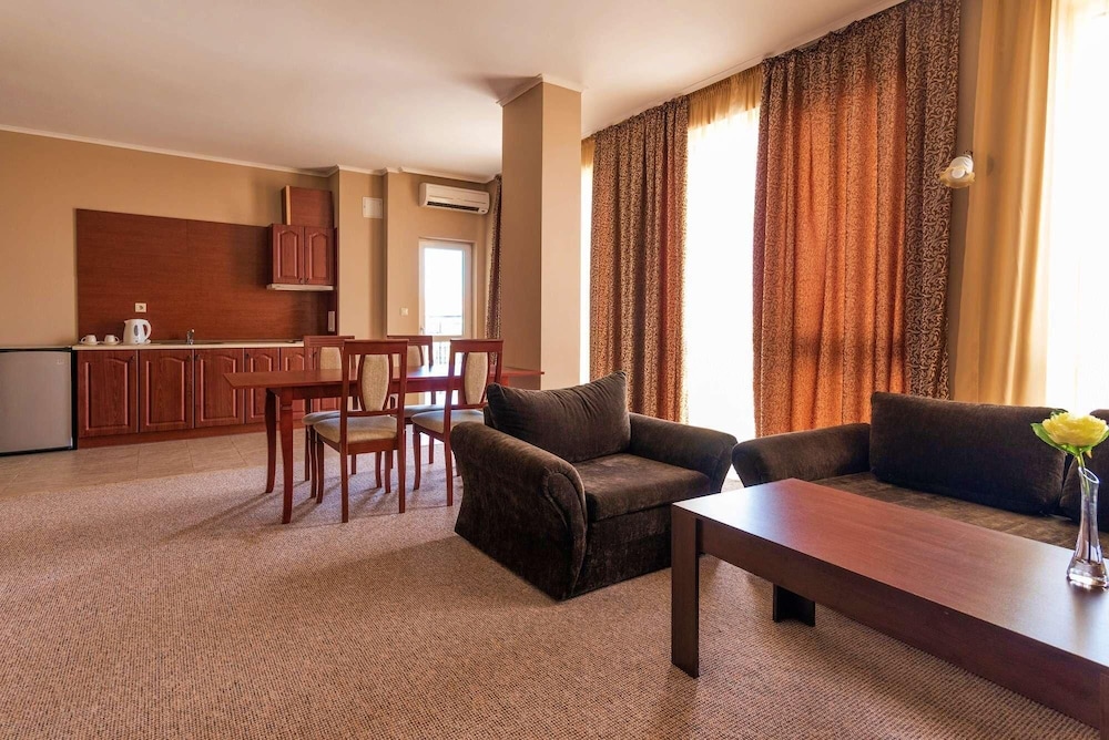 Hotel Festa Pomorie Resort — Hotel rooms in Pomorie, Burgas Region