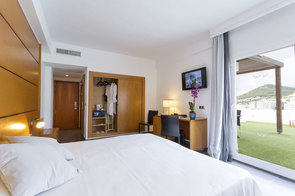 Palladium Hotel Cala Llonga - Adults Only — Hotel rooms in Santa Eulalia, Balearic Islands
