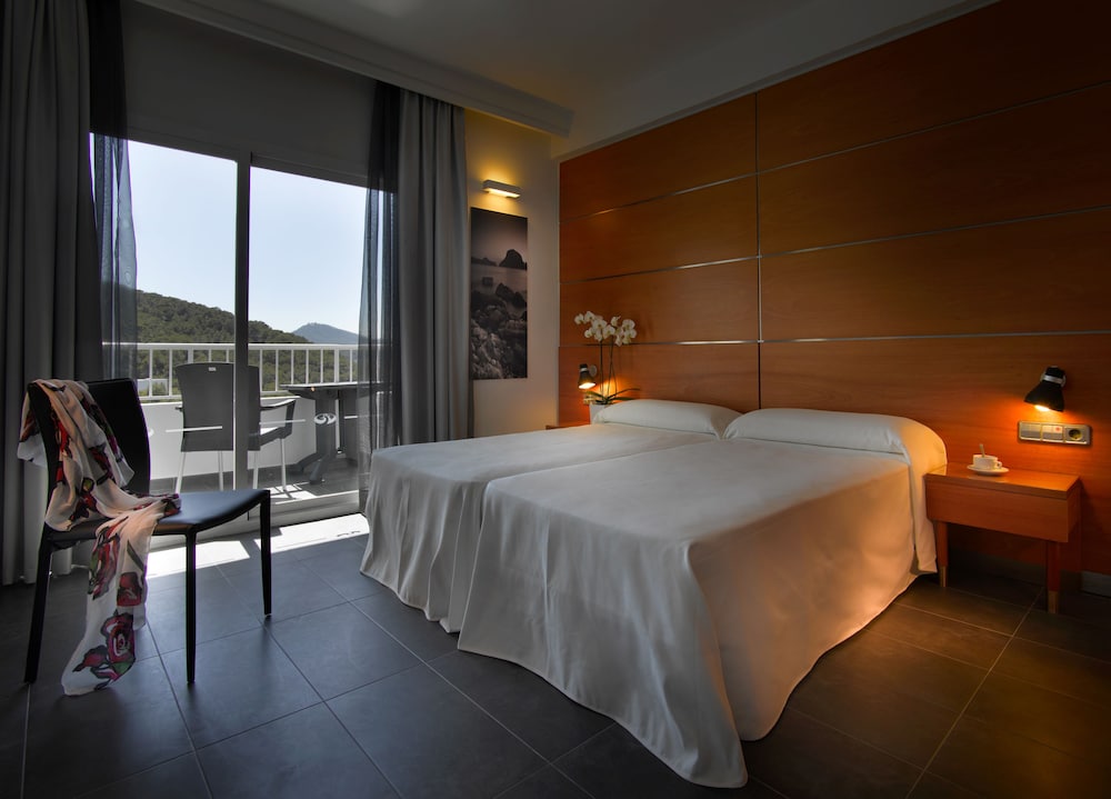 Palladium Hotel Cala Llonga - Adults Only — Hotel rooms in Santa Eulalia, Balearic Islands