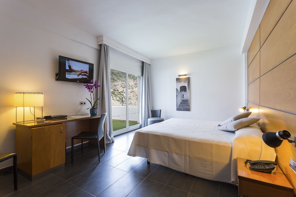 Palladium Hotel Cala Llonga - Adults Only — Hotel rooms in Santa Eulalia, Balearic Islands