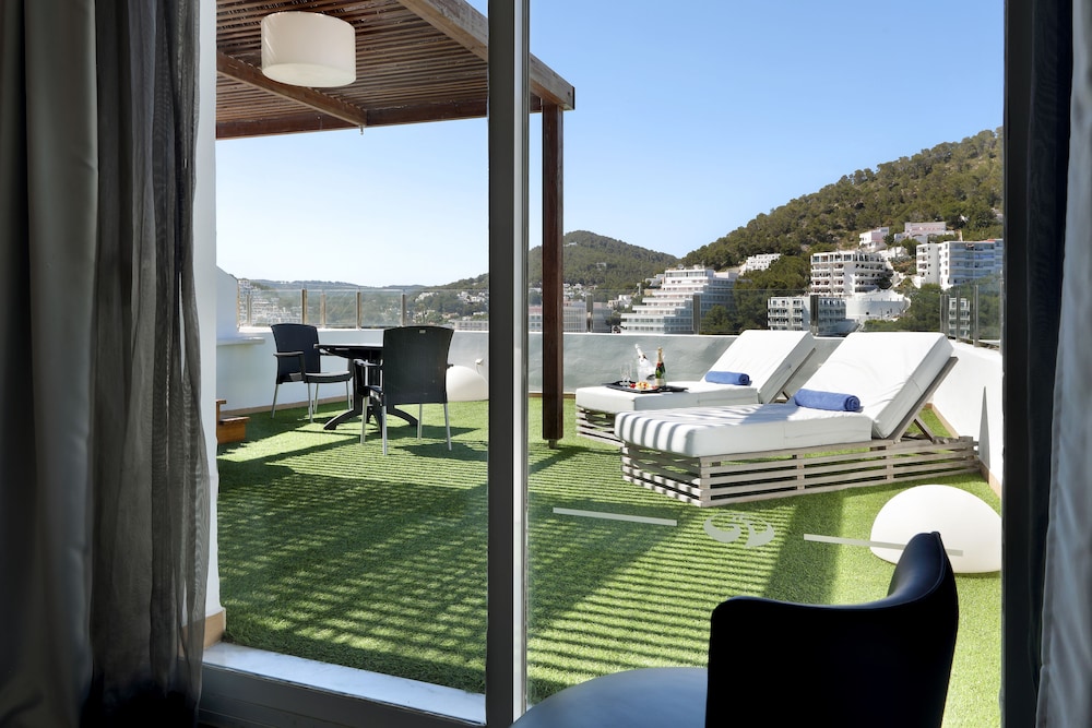 Palladium Hotel Cala Llonga - Adults Only — Hotel rooms in Santa Eulalia, Balearic Islands