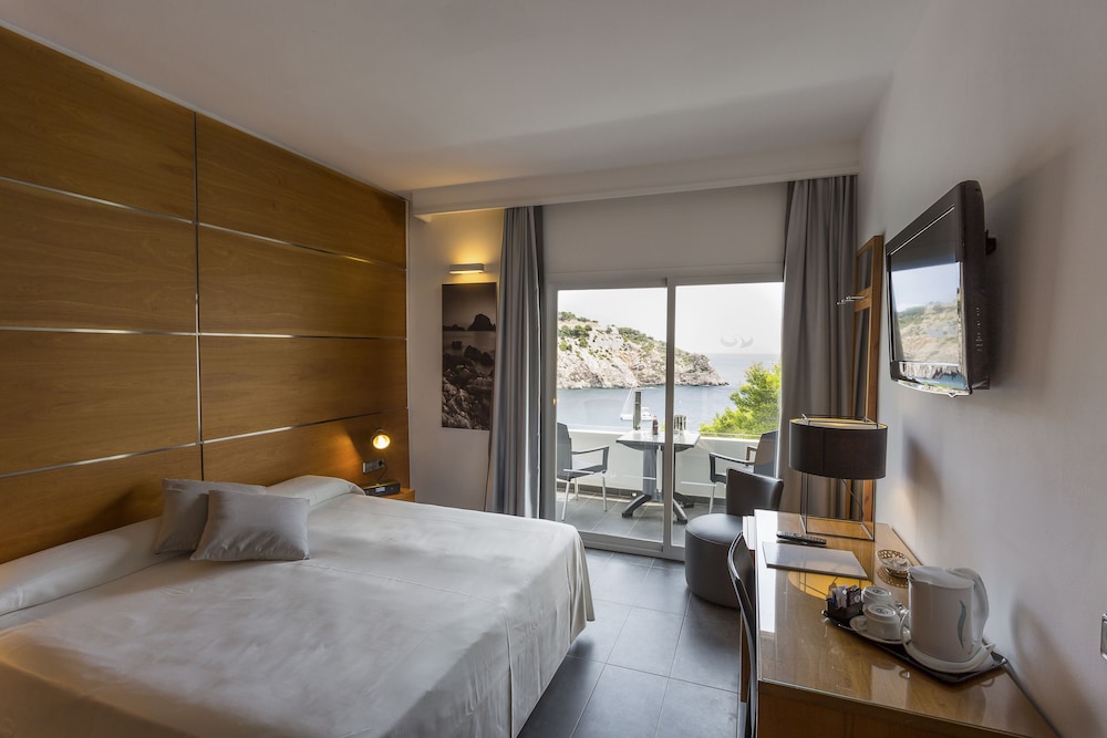Palladium Hotel Cala Llonga - Adults Only — Hotel rooms in Santa Eulalia, Balearic Islands