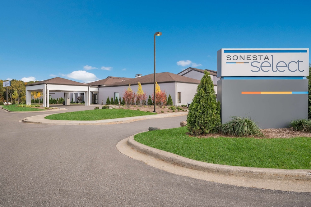 Sonesta Select Detroit Auburn Hills — Hotel building in Auburn Hills, Michigan