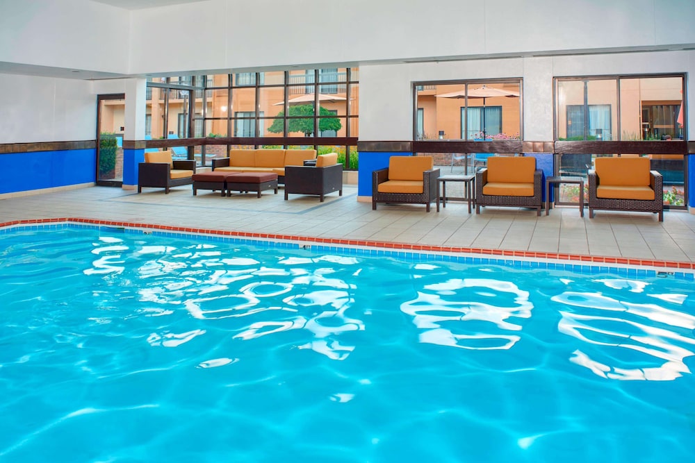Sonesta Select Detroit Auburn Hills — Swimming pool in Auburn Hills, Michigan