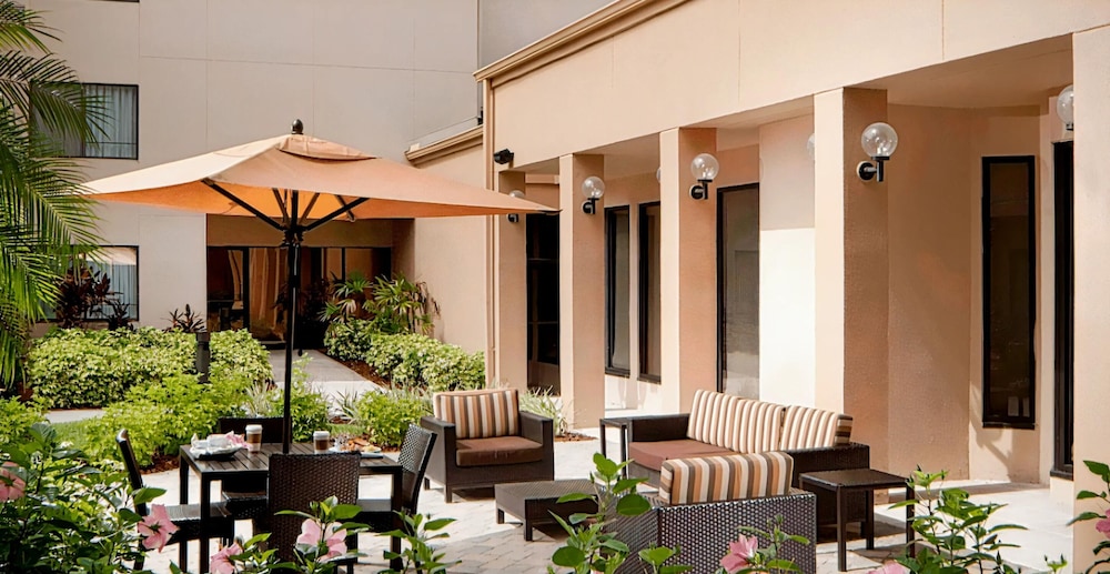 Courtyard by Marriott Fort Myers Cape Coral — Hotel building in Fort Myers, Florida